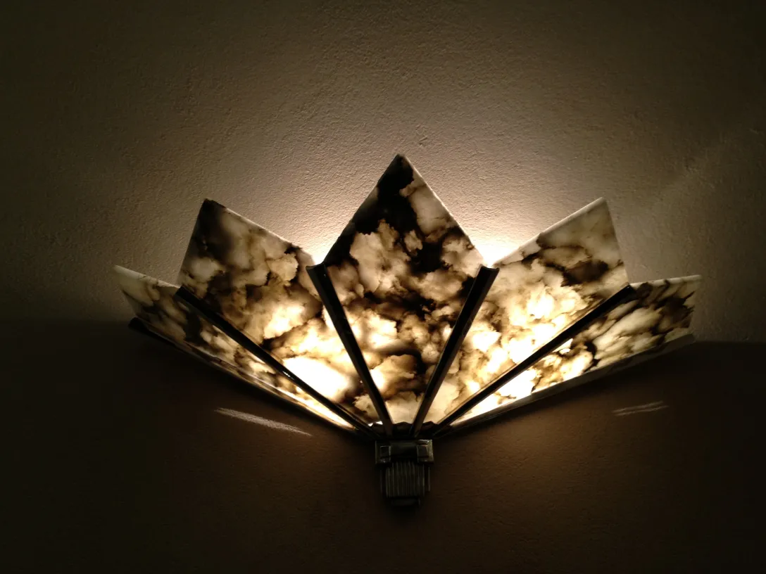 Aplique de parede antigo com design elegante e luz suave