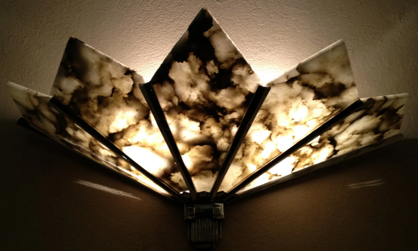 Applique antiche con luce calda e design decorativo