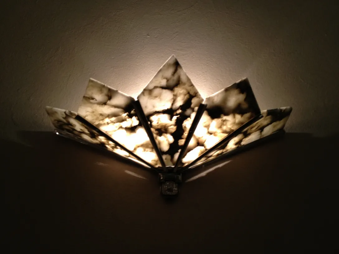 Coppia di applique antiche con design unico e luce morbida, perfette per la decorazione.