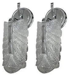 Paire d'appliques antiques avec un design en relief, ajoutant de l'élégance à un espace confortable.