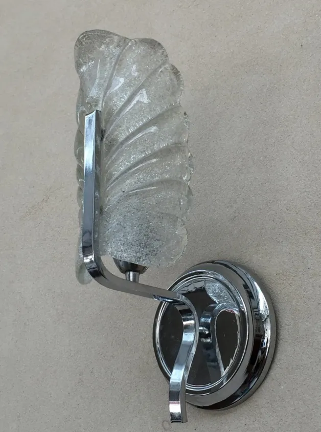 Paire d'appliques antiques avec design en verre en forme de feuille