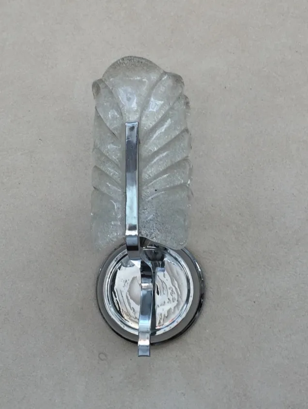 Coppia di applique antiche con design elegante a forma di foglia.