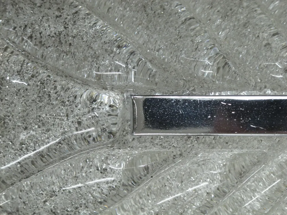 Elegantemente diseñados apliques de cristal con textura, perfectos para decoraciones antiguas.