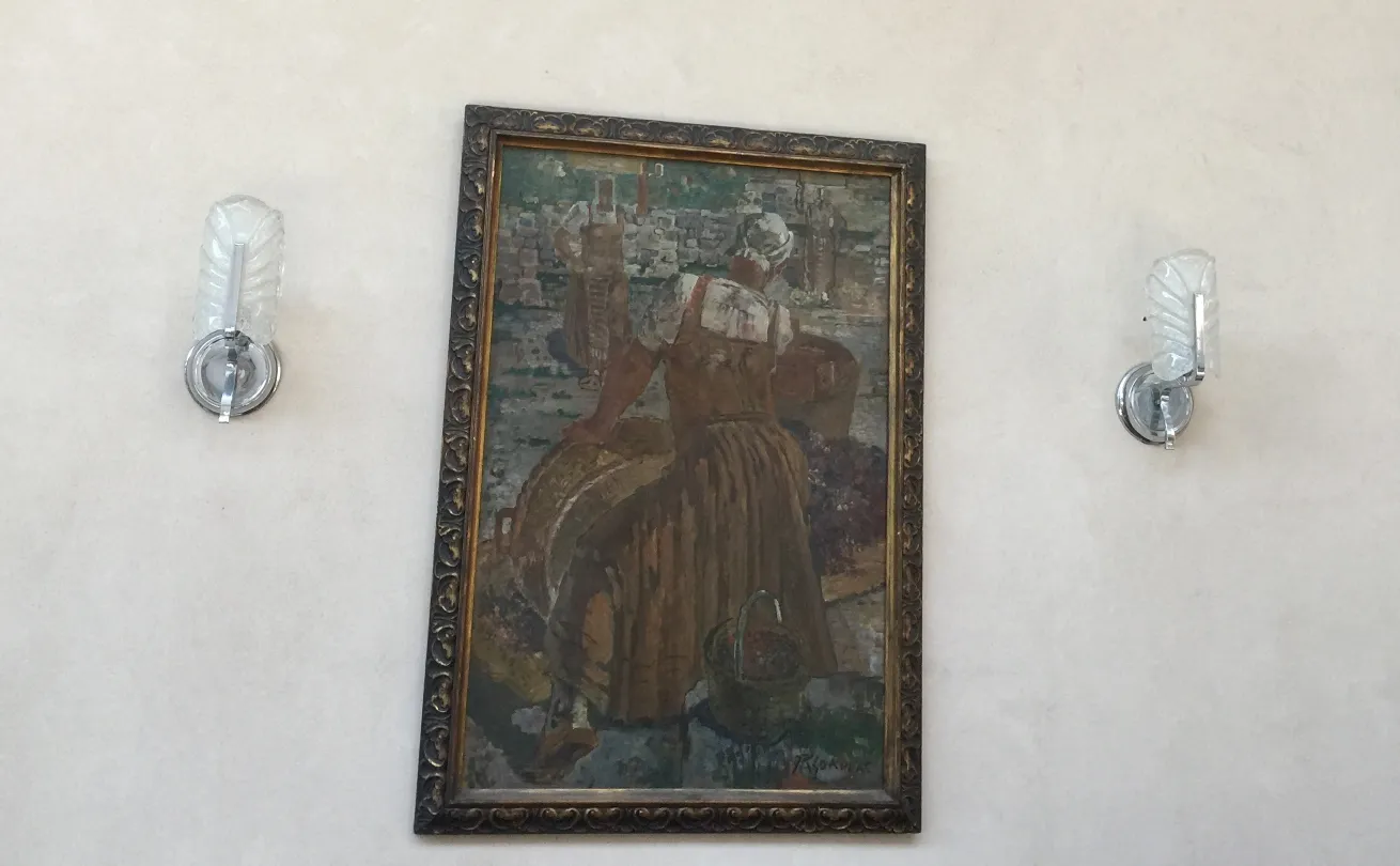 Applique antiche con vetro in un ambiente semplice