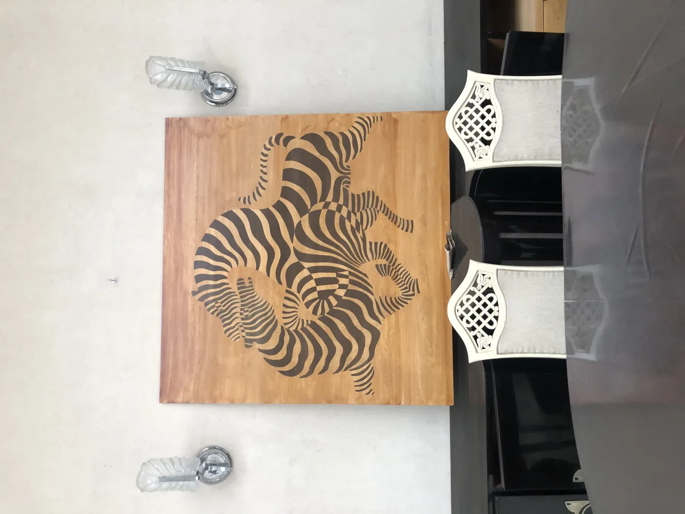 Conjunto de apliques antiguos con diseño elegante, iluminando un ambiente acogedor.