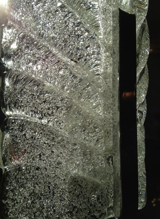 Par de luminárias de parede antigas com design em vidro brilhante e textura, ideais para iluminar ambientes elegantes.