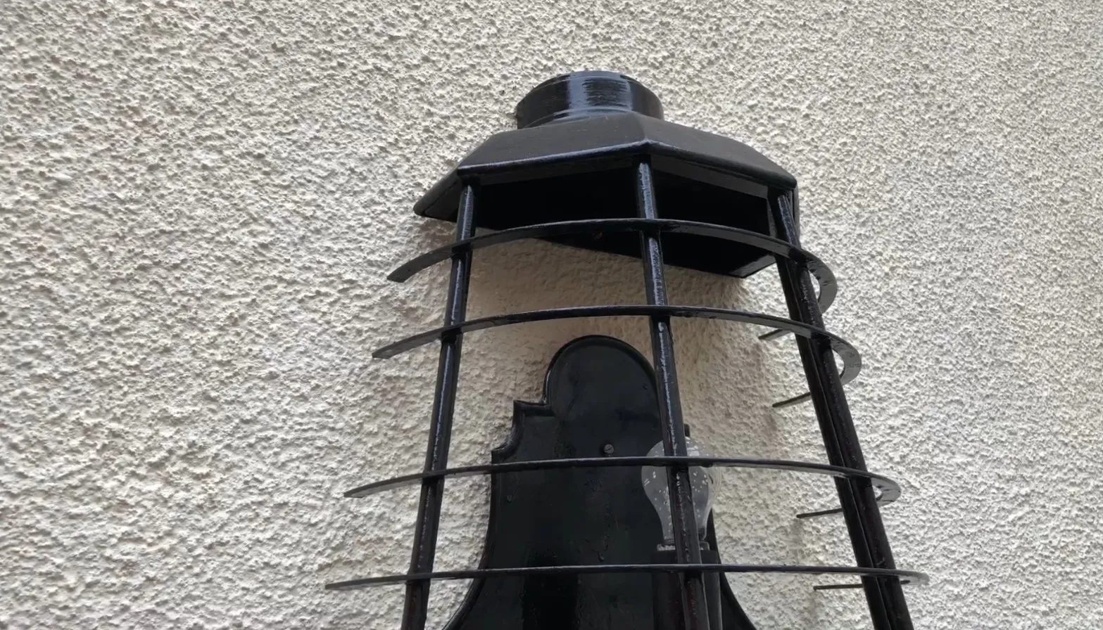 Schwarze antike Wandleuchter mit dekorativen Gittern