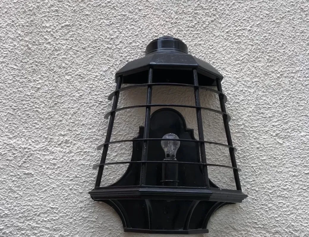 Antike Wandleuchter in Schwarz mit Glühbirne