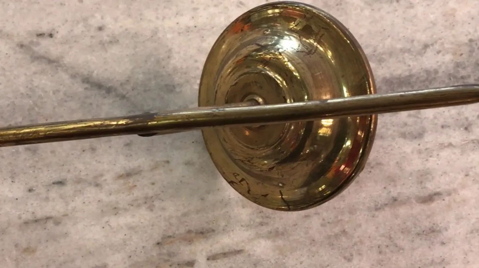 Paire d'appliques anciennes avec base ronde brillante, dans un cadre classique.