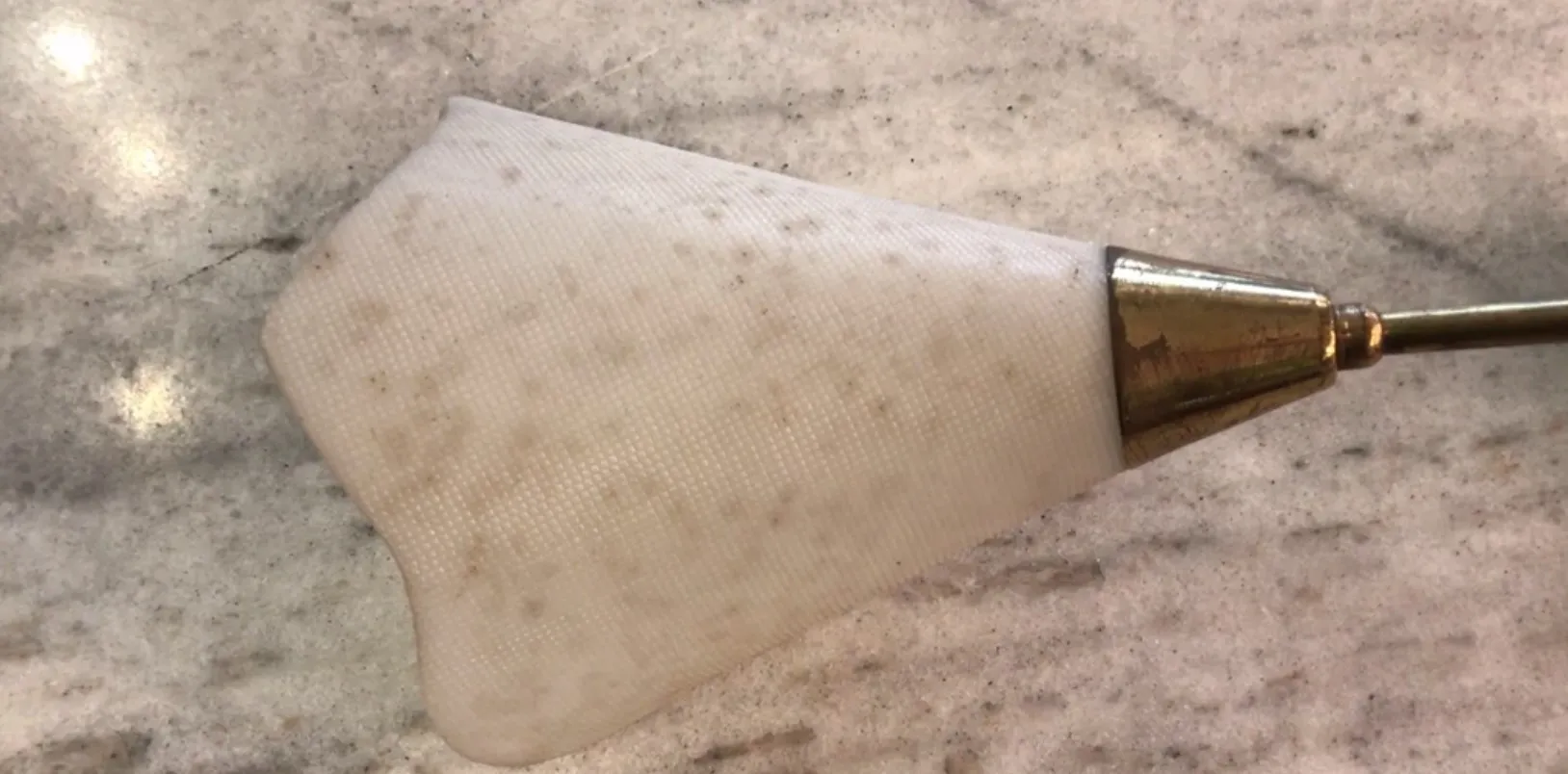 Coppia di applique antiche con dettagli sottili e forme eleganti.