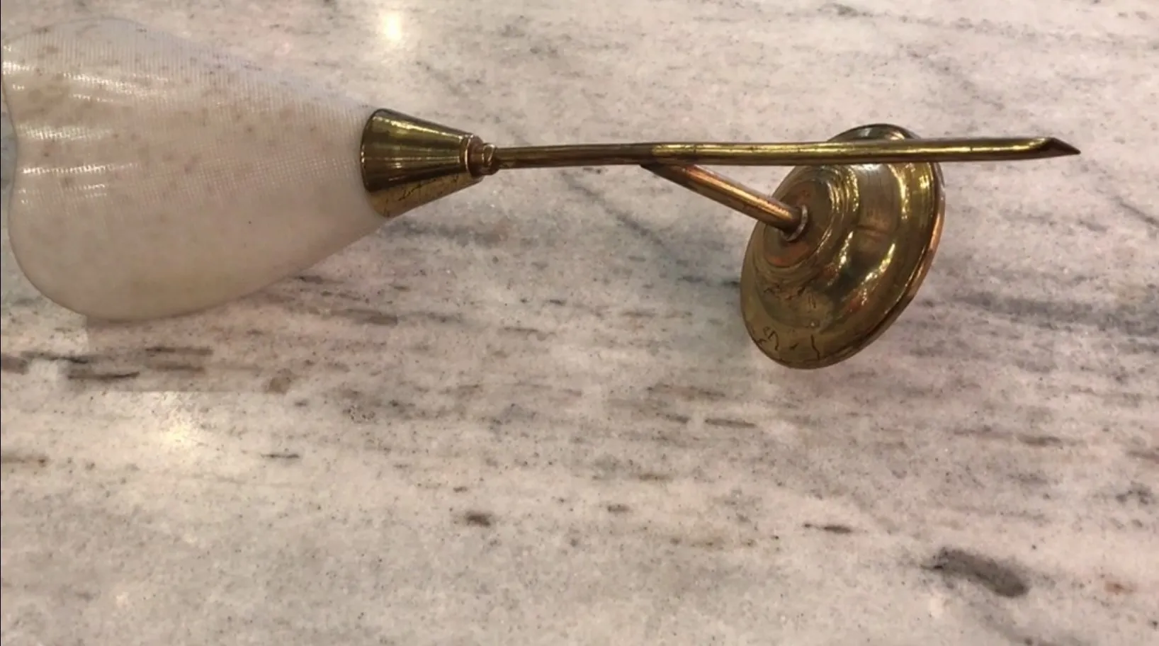 Par de apliques antiguos con brazo dorado y pantalla suave