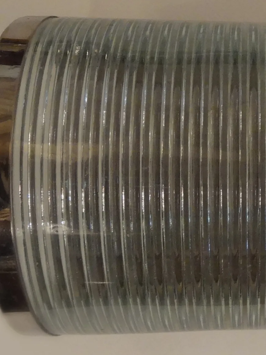 रेखीय और आकर्षक डिजाइन के साथ प्राचीन स्कोनस की जोड़ी, जो एक आरामदायक वातावरण में सजावट के लिए आदर्श हैं।