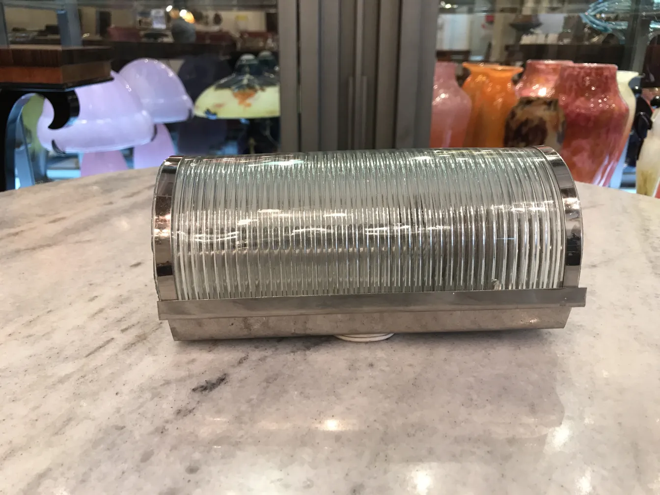 Paire d'appliques anciennes avec un design classique, parfait pour la décoration.