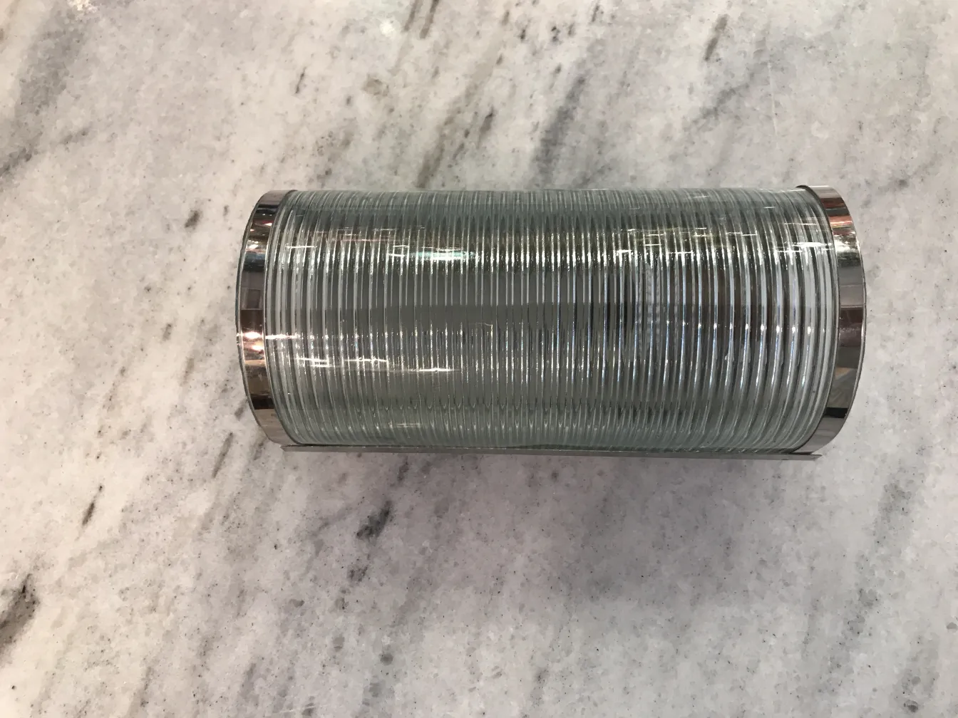 古いガラス製ウォールランプのペア、エレガントなデザインで、環境照明に最適で、大理石背景に配置されています。