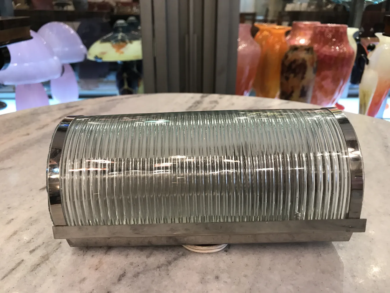 Par de luminárias de parede antigas com design de vidro estriado