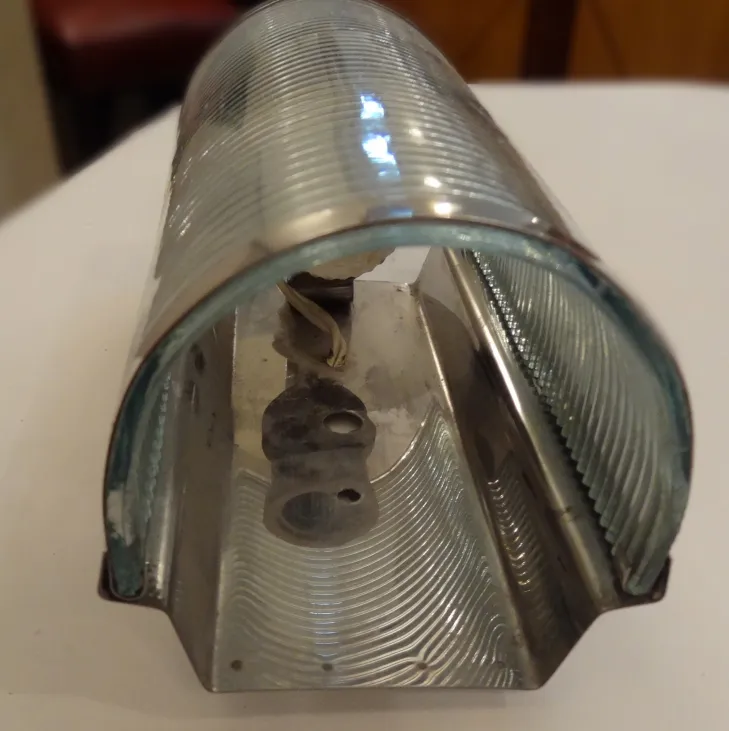 Par de luminárias de parede antigas com design elegante e vidro