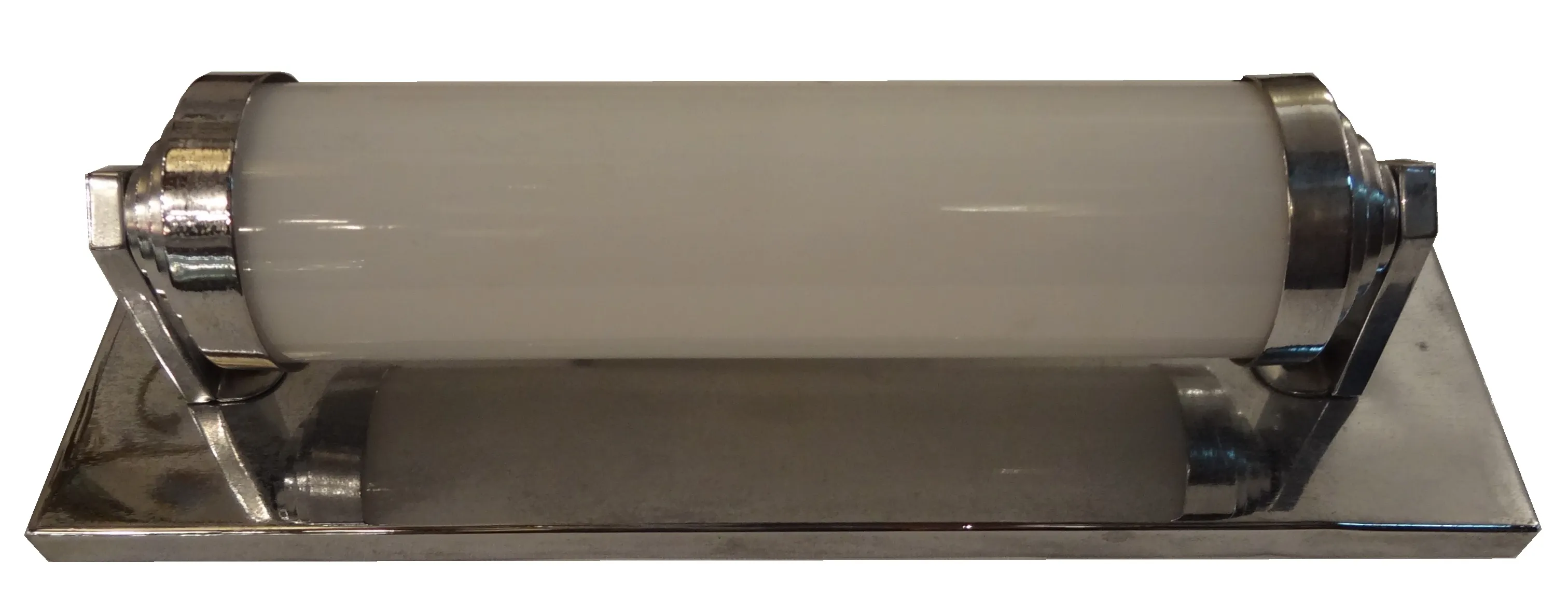 Antike Wandleuchter mit glänzendem Metallfuß und weißem Glas