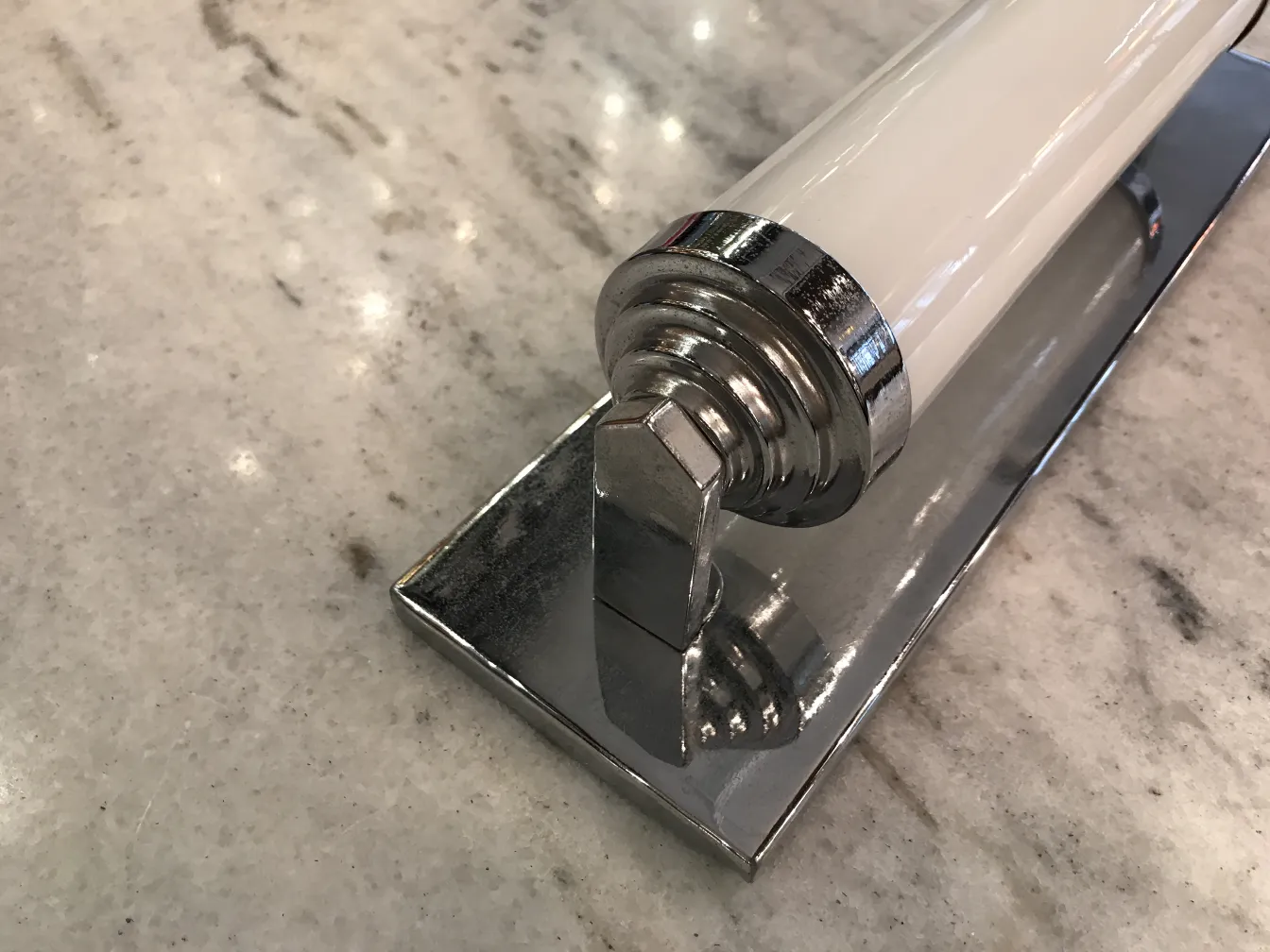 Coppia di applique antiche con base lucida su marmo