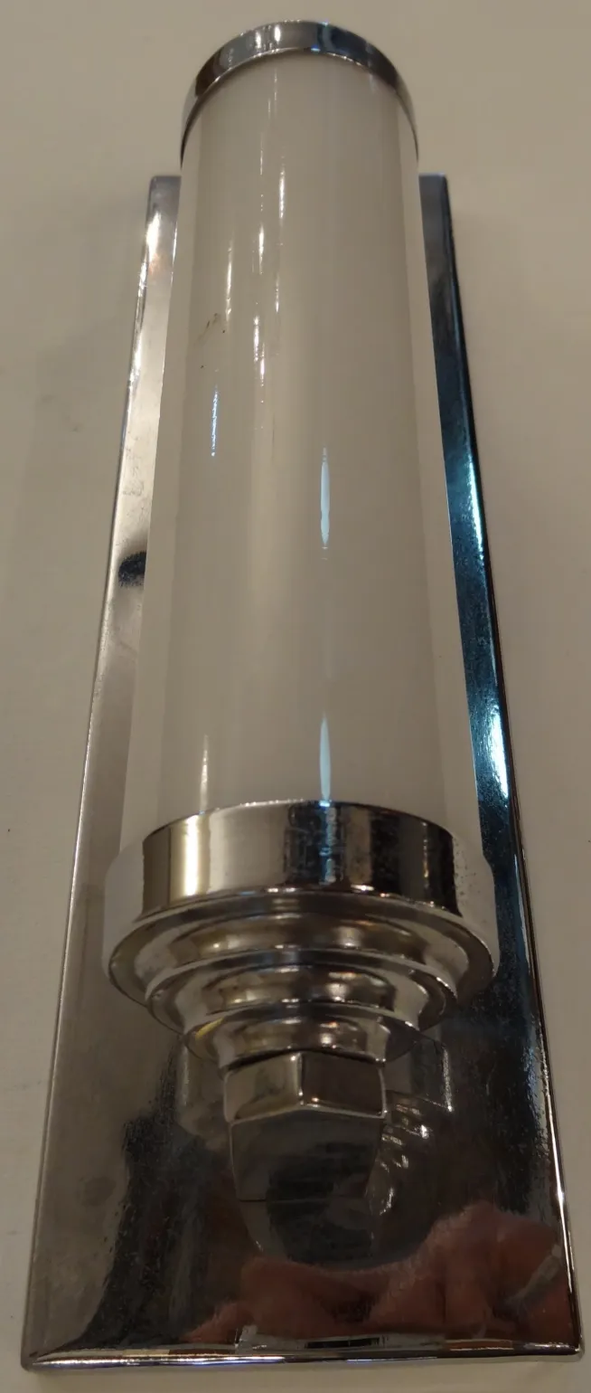 Par de apliques antiguos con una base metálica brillante