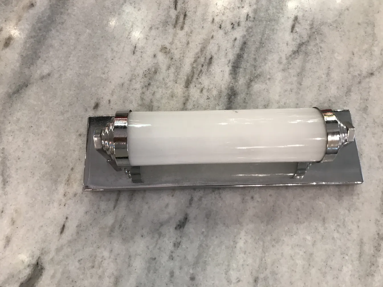 luminárias antigas com base prateada e vidro branco