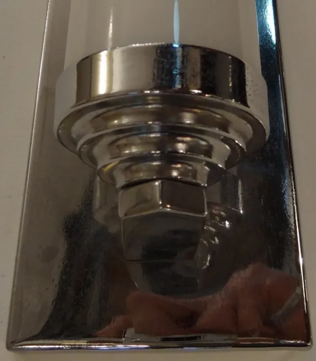 Paire d'appliques anciennes avec un design élégant et brillant dans une ambiance chaleureuse.