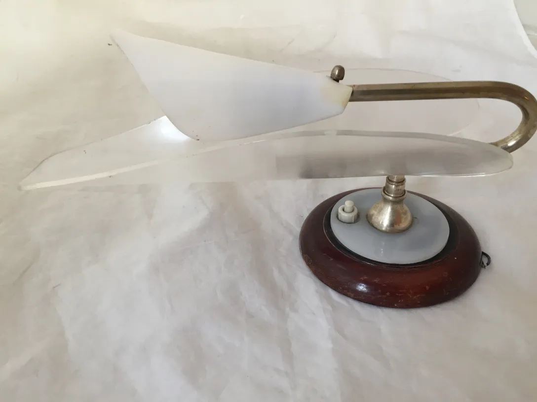 par de apliques antiguos con diseño elegante y materiales clásicos en un ambiente acogedor