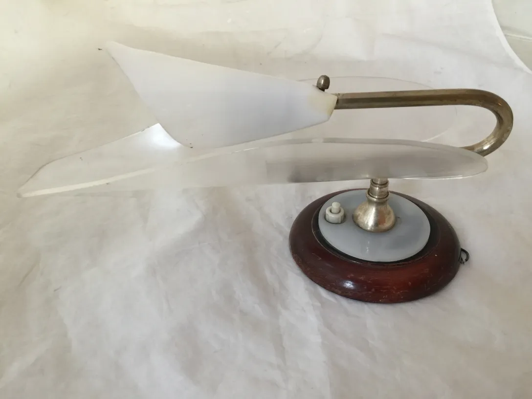 Antiguos apliques de pared en estilo elegante, acrílico transparente con base redonda.