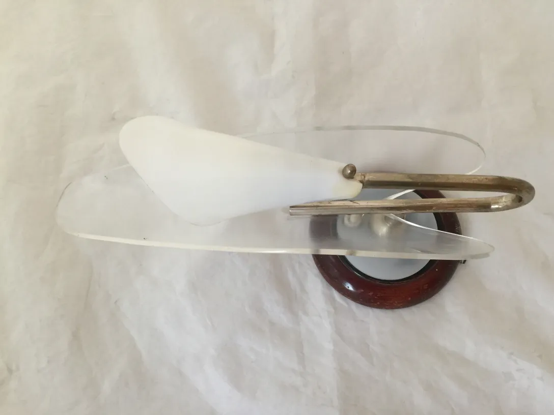 Paire d'appliques antiques avec lumière douce et design incurvé en verre opalin.