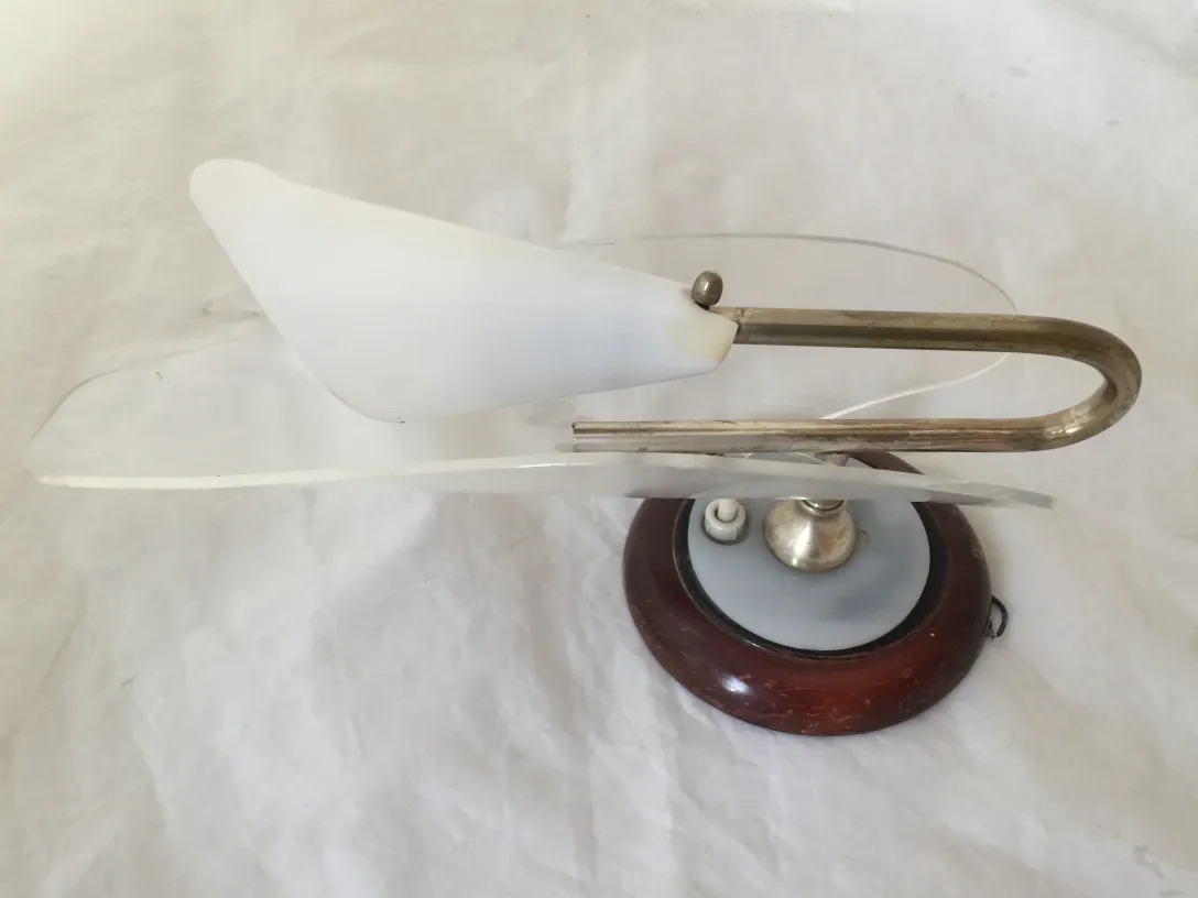 Bel ancien paire d'appliques avec un style élégant et minimaliste, base en bois.