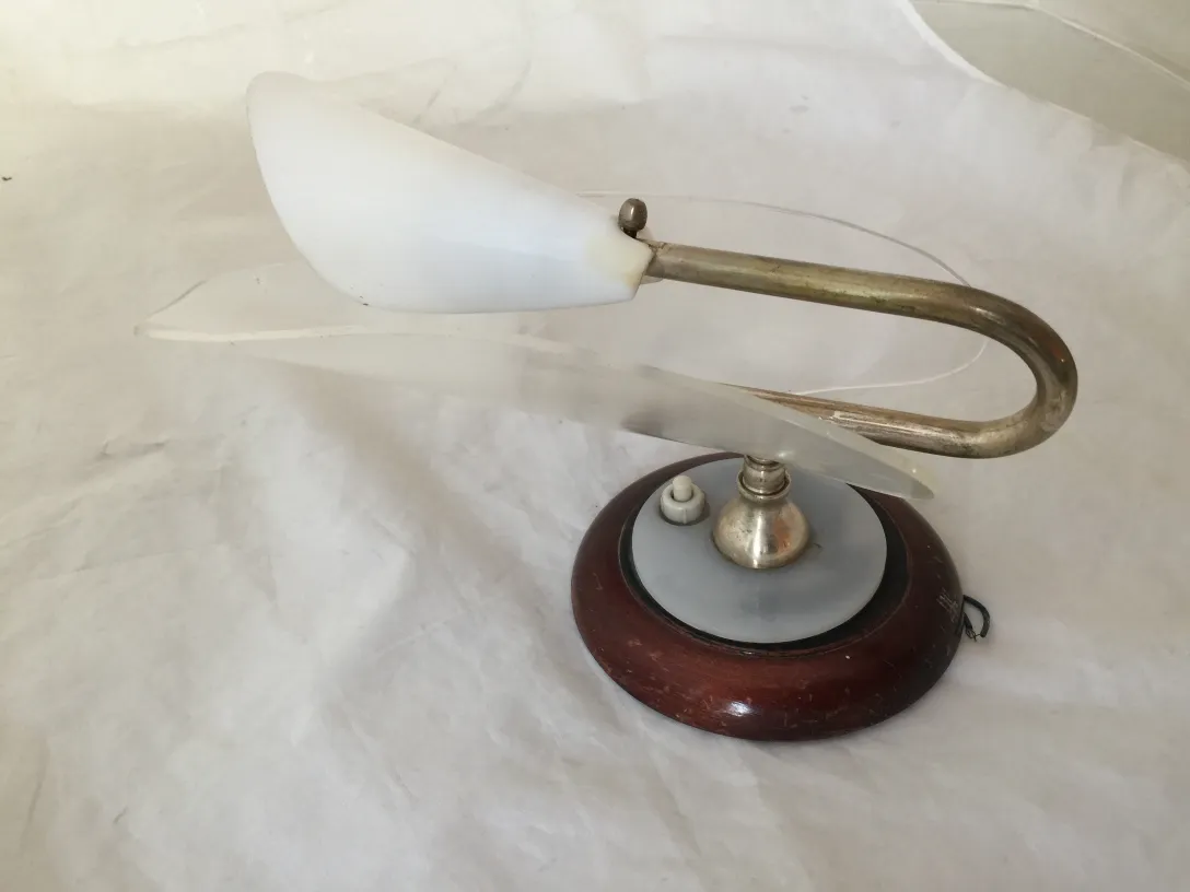 Paire d'appliques anciennes avec une base ronde et lumière blanche.