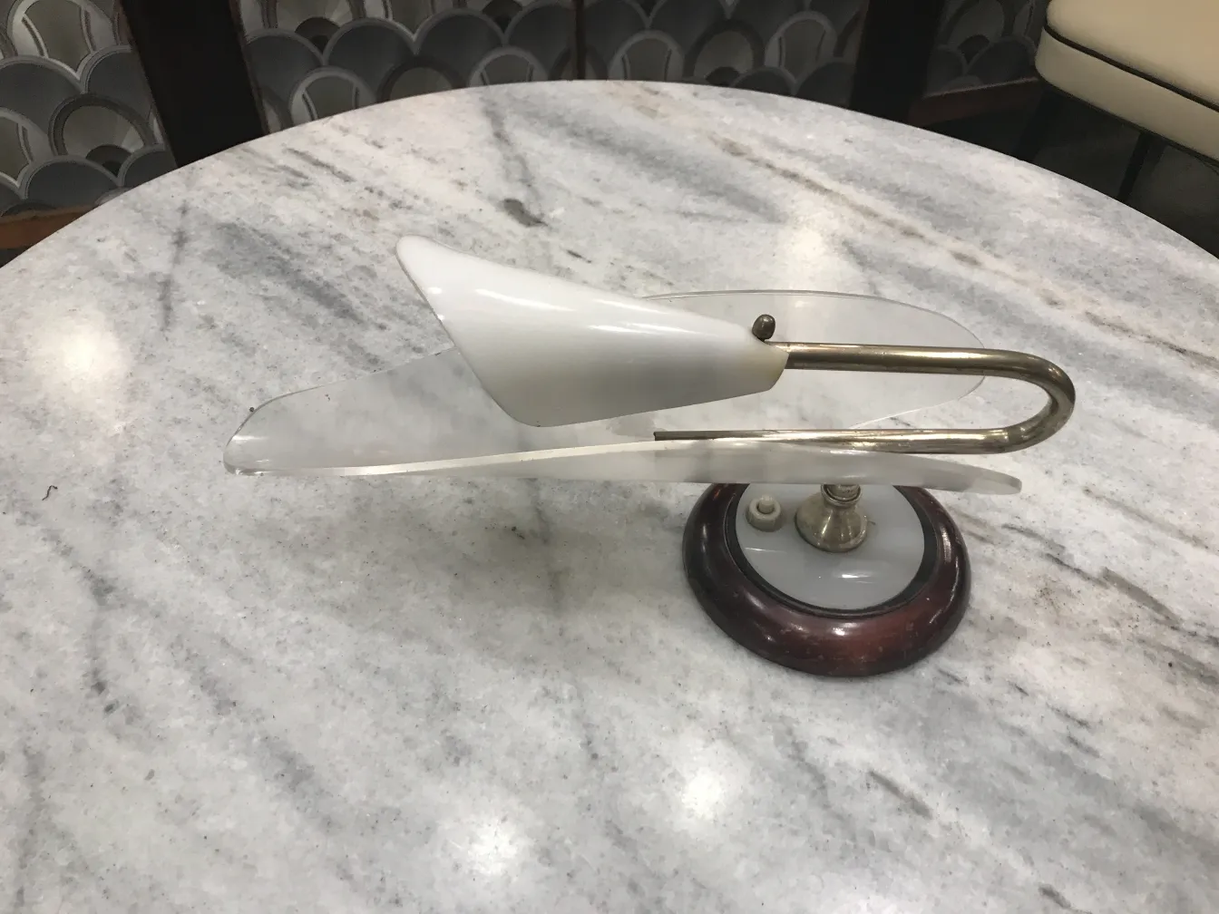 Apliques antigos com design elegante, base decorativa na mesa.