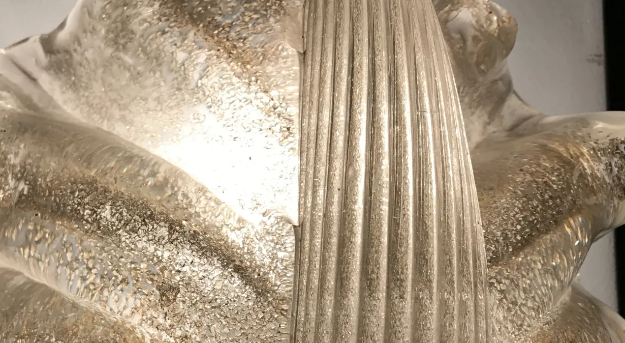 luminárias de parede antigas com detalhes em relevo e brilho sutil