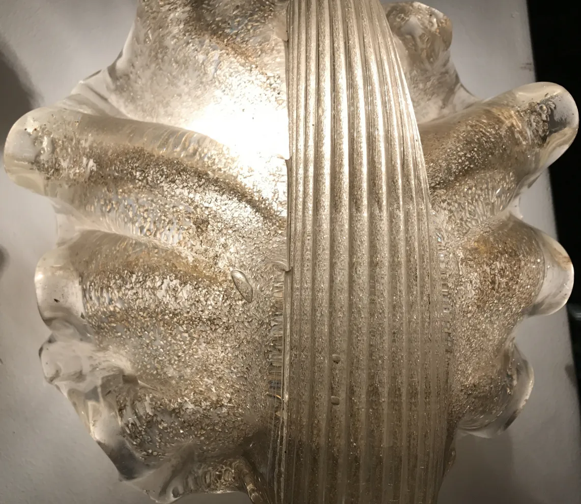 Hermoso par de apliques antiguos con detalle elegante.