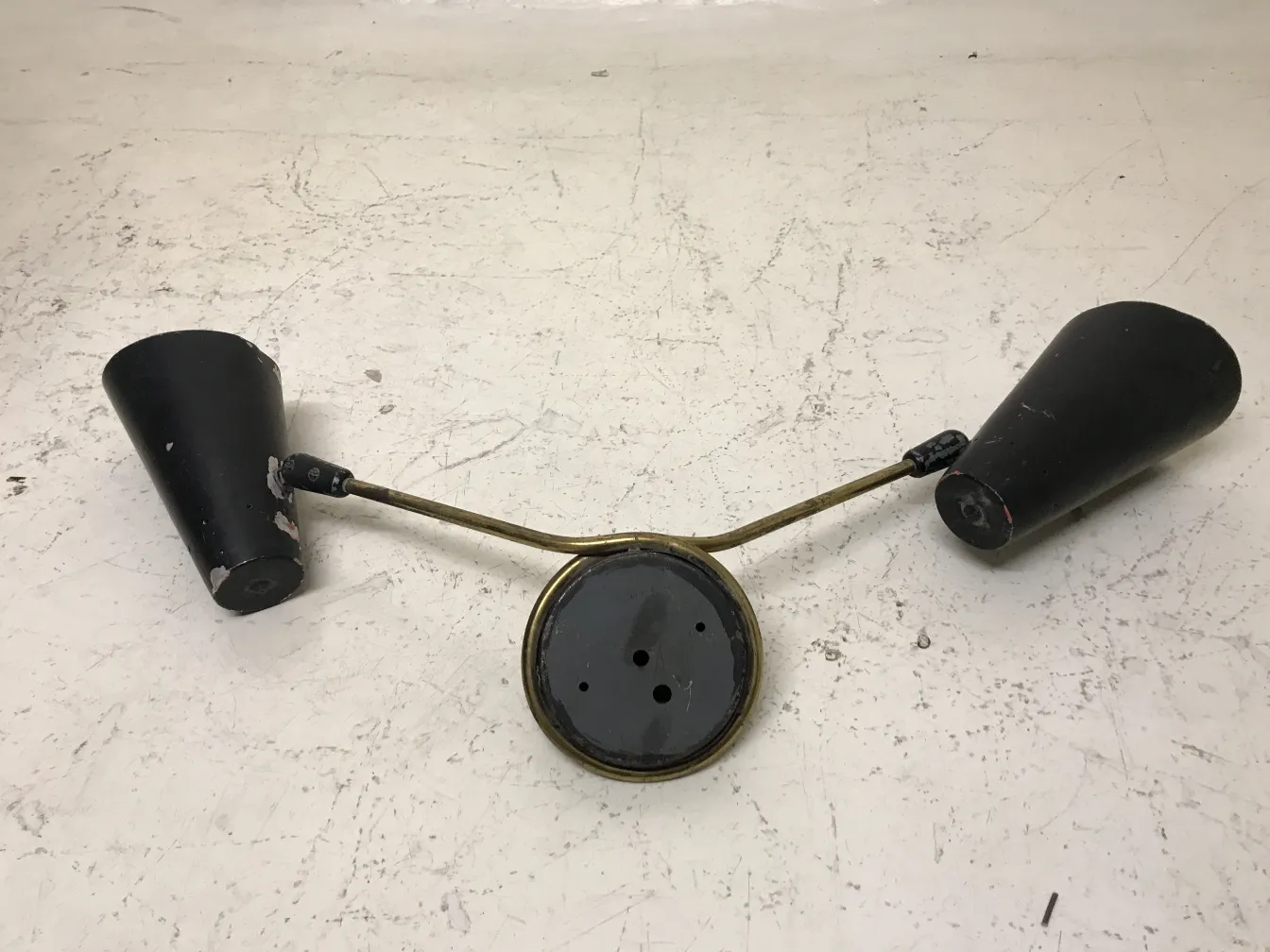 Ancienne paire d'appliques noires avec bras dorés