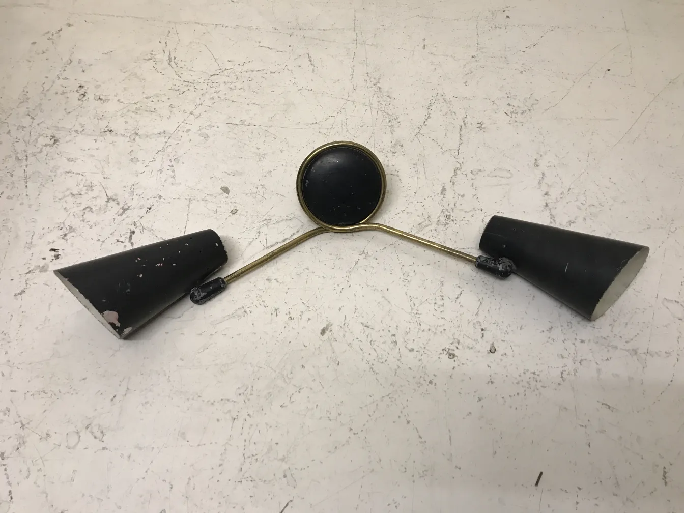 古董壁灯配有黑色锥形灯罩和金色臂架