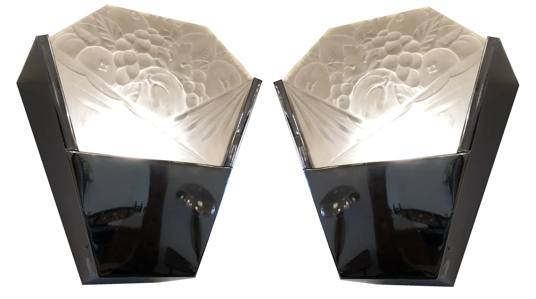 Par de luminárias de parede antigas com um elegante design floral