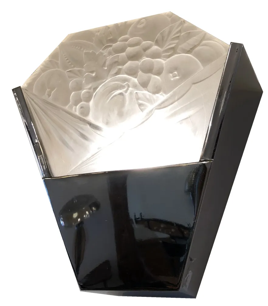 पुरानी स्कोनस की जोड़ी जिसमें फूलों की नकाशी है, सजावटी।