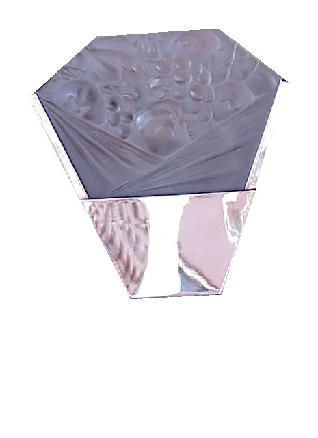 Paire d'appliques anciennes avec motif en relief, dans un cadre serein.