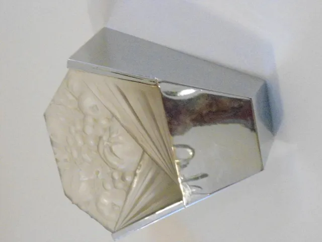 Coppia di applique antiche con rilievi decorativi e design elegante, che illuminano un ambiente classico.