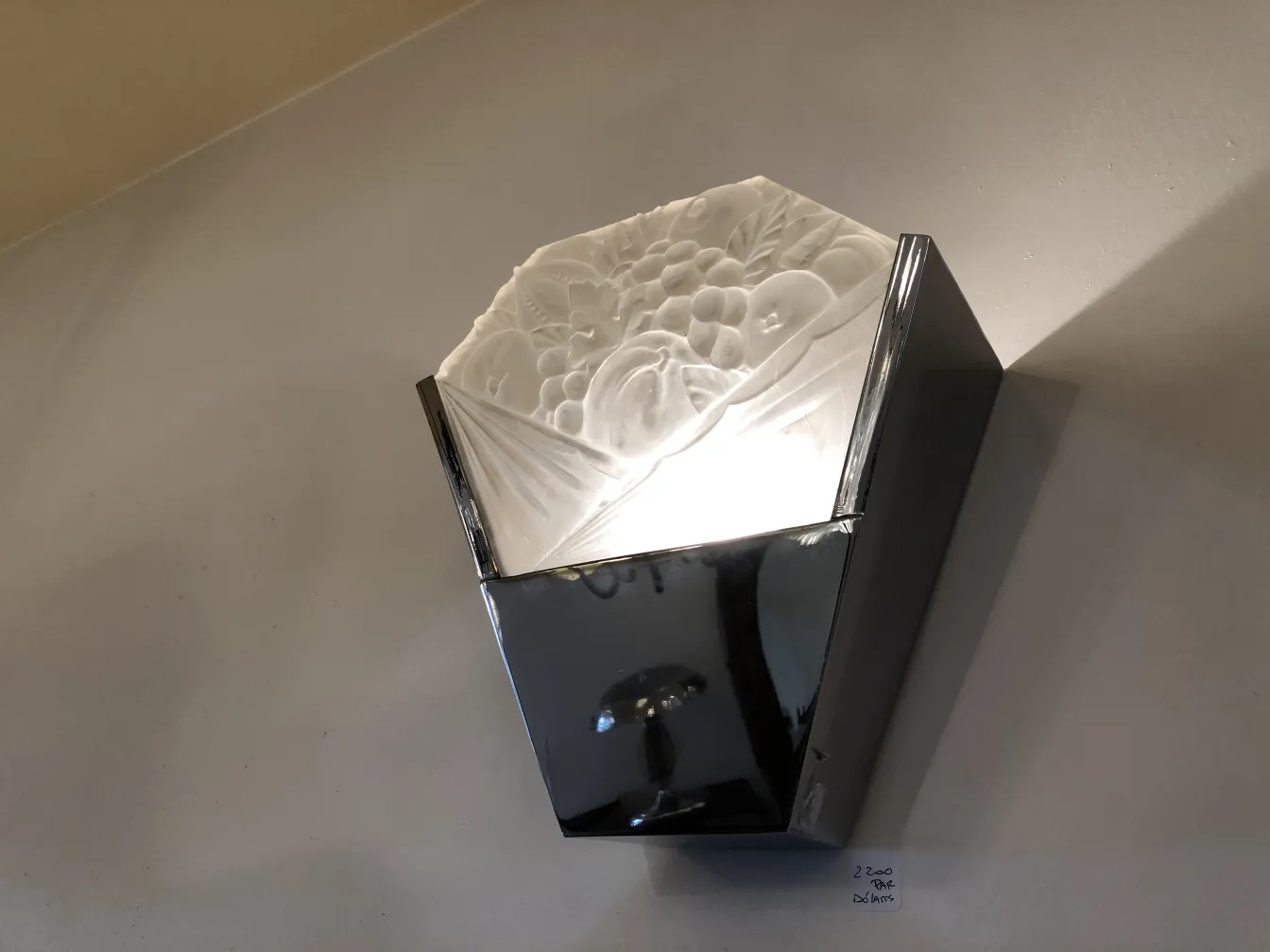 Aplique de pared antiguo con diseño elegante y detalles visibles