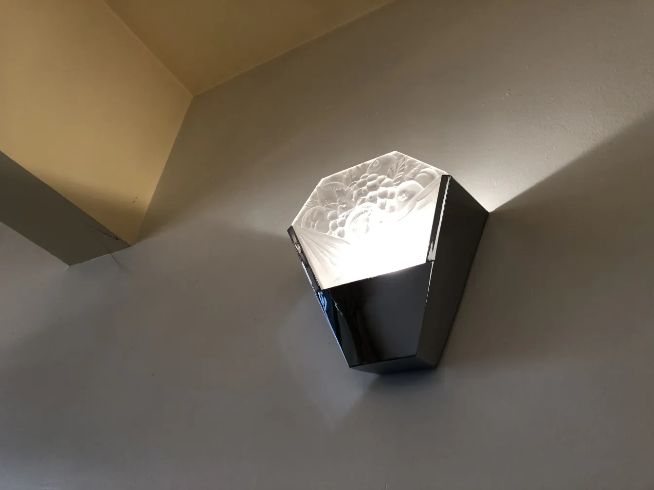 一对古董壁灯，具有优雅的设计和温暖的光线