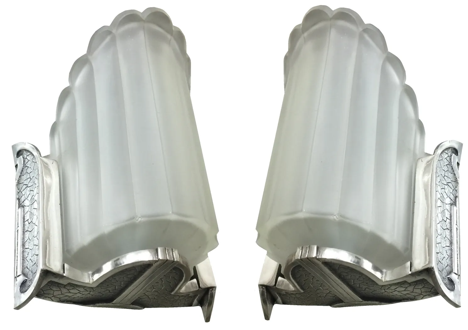 Par de apliques antiguos de diseño elegante con luz suave, ideales para la decoración de interiores, en un ambiente acogedor.