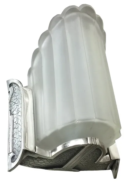 浮彫りのデザインとクリアガラスを持つ古い壁ランプ