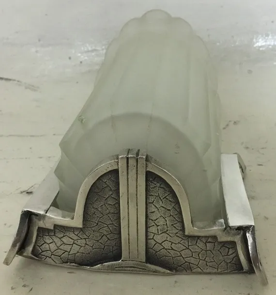 Beau paire d'appliques anciennes avec un design élégant