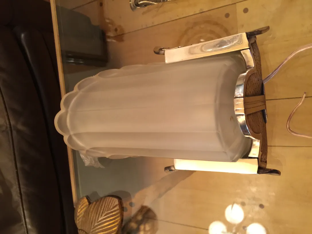 Coppia di applique in un ambiente classico, luce soffusa