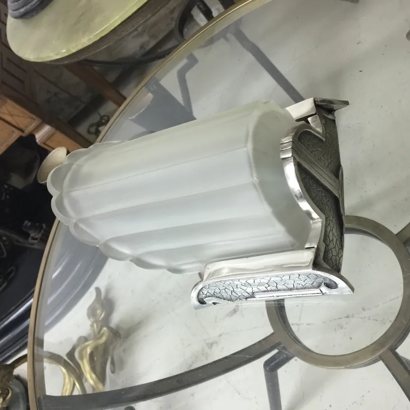 Applique antiche con vetro acidato e dettagli metallici, ideali per decorare.