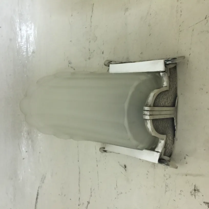 Par de luminárias de parede antigas com design elegante