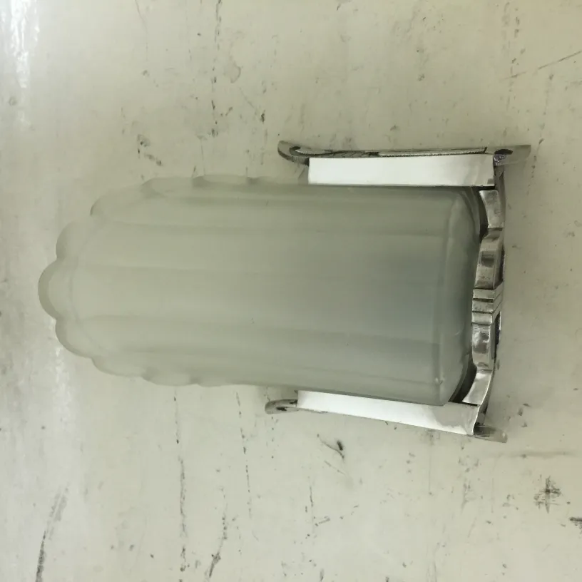 Coppia di applique antiche con design elegante, perfette per la decorazione.