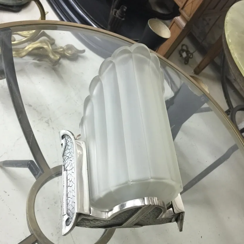 Ancienne paire d'appliques avec un design décoratif, parfaite pour les intérieurs.