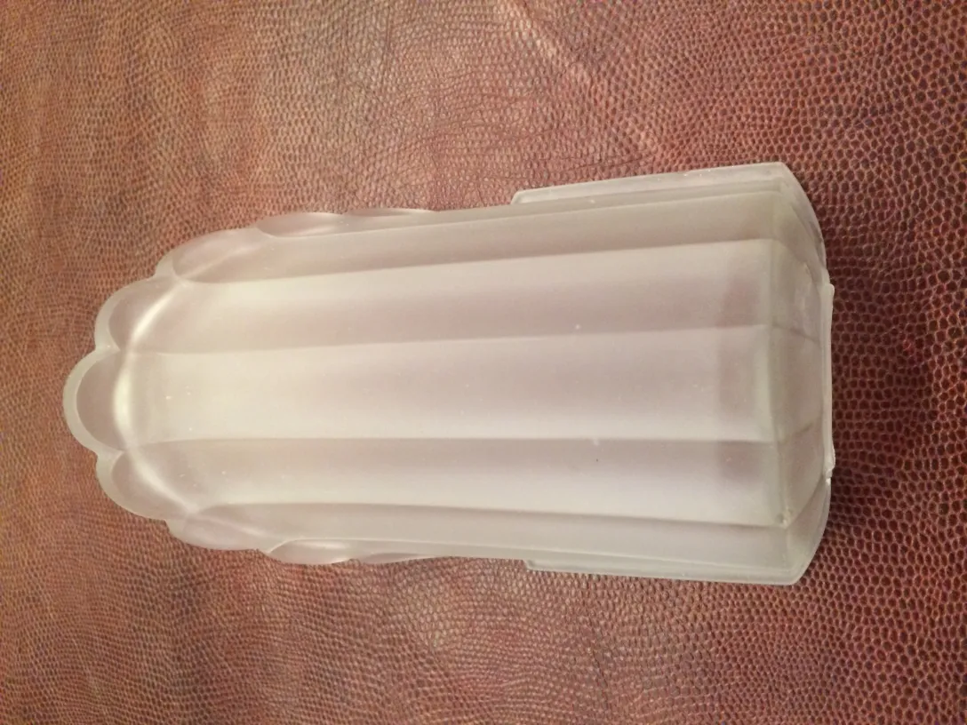 زوج من المصابيح القديمة بتصميم كلاسيكي بألوان فاتحة، مثالي لتزيين الداخلية.